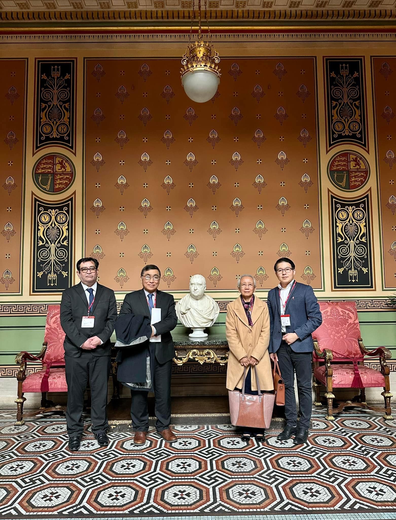 (ဝန်ကြီးဒေါက်တာဝင်းမြတ်အေး နှင့်အတူ UK NUG ကိုယ်စားလှယ်များအားတွေ့ရစဥ်။ ဓာတ်ပုံ - NUG Representatives Office - United Kingdom)