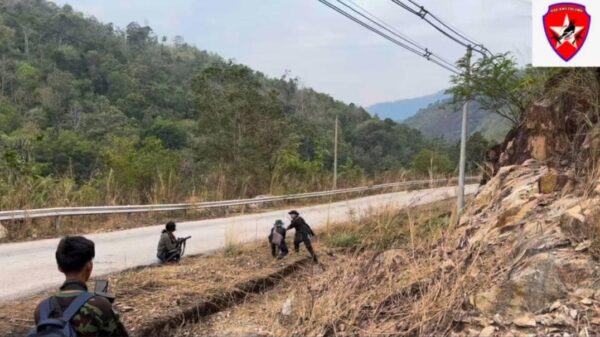 (ဥသြစစ်ကြောင်းမှ ရဲဘော်များအား ရှေ့တန်းတစ်နေရာတွင် တွေ့ရစဥ်)