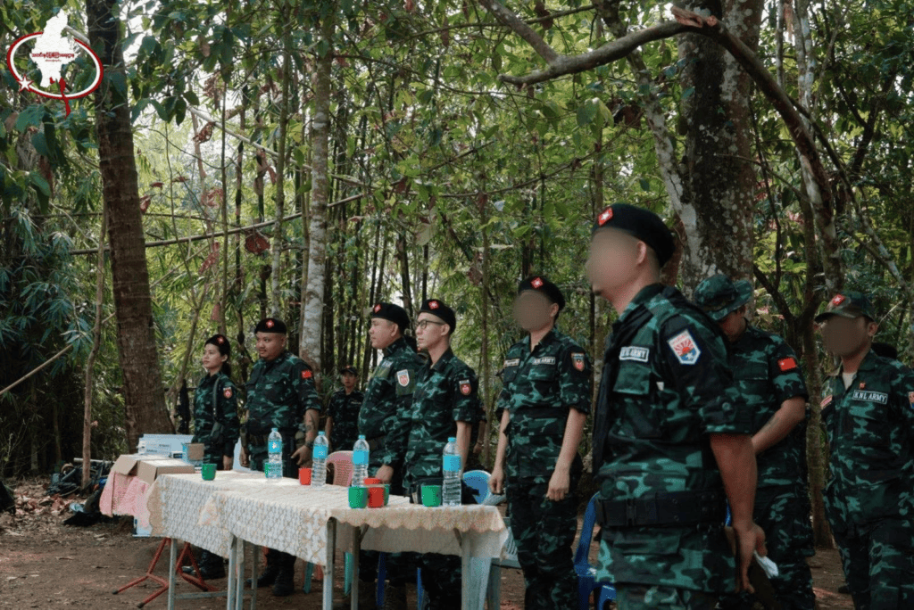 (တောင်ပိုင်းစစ်ဒေသ၊ စစ်ဒေသခွဲ အမှတ်(၃)နှင့် ဒေါနစစ်ကြောင်းတို့ ဦးစီး၍ လက်နက်ကြီးအခြေခံနှင့် မွမ်းမံသင်တန်းဆင်းပွဲပြုလုပ်နေစဥ်။ ဓာတ်ပုံ - ရဲဘော်ဗိုလ်ချုပ်)