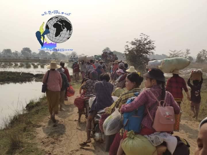 (စစ်ဘေးရှောင်ပြည်သူအများဆုံးဖြစ်သောစစ်ကိုင်းတိုင်းမှပြည်သူများ စစ်တပ်စစ်ကြောင်းထိုး၍ ထွက်ပြေးနေကြရစဥ်။ဓါတ်ပုံ-ခင်ဦးသတင်းမှန်ပြန်ကြားရေး)