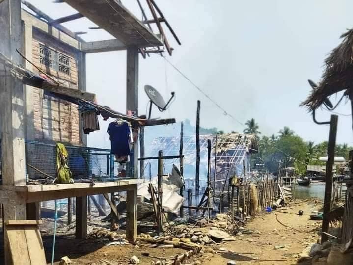 (စစ်အုပ်စုက လောင်းလုံမြို့နယ်မှ ကျေးရွာနှစ်ရွာကိုမီးရှို့ဖျက်ဆီးခဲ့ပြီးနောက်တွေ့ရစဥ်။ဓါတ်ပုံ-CJ)
