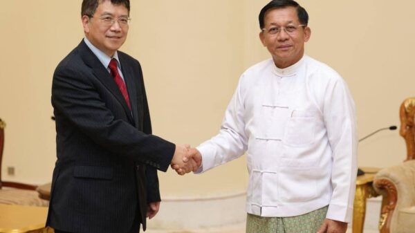 (မင်းအောင်လှိုင်နှင့် တရုတ်အထူးကိုယ်စားလှယ်တို့ တွေ့ဆုံနေစဉ်)