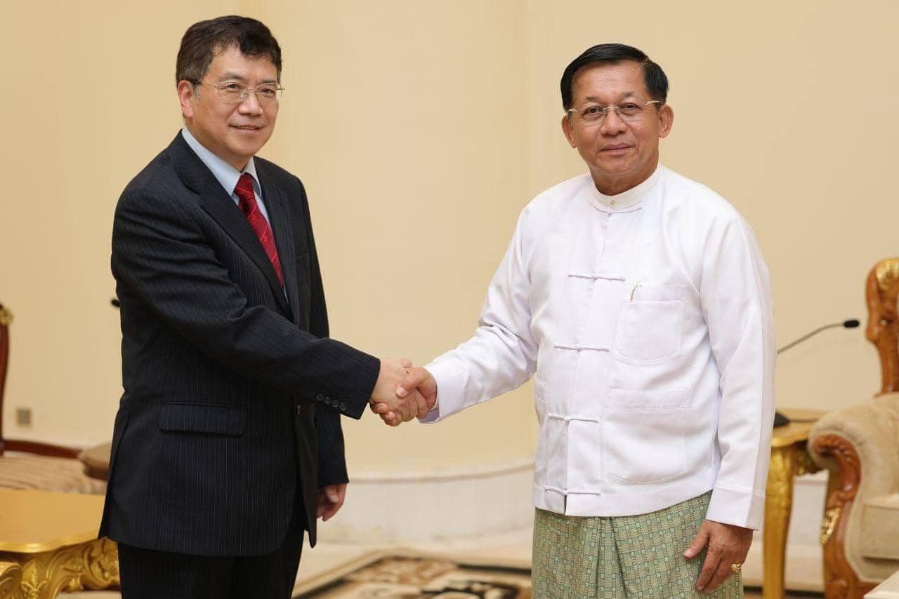 (မင်းအောင်လှိုင်နှင့် တရုတ်အထူးကိုယ်စားလှယ်တို့ တွေ့ဆုံနေစဉ်)