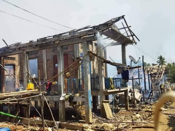 (စစ်အုပ်စုက လောင်းလုံမြို့နယ်မှ ကျေးရွာနှစ်ရွာကိုမီးရှို့ဖျက်ဆီးခဲ့ပြီးနောက်တွေ့ရစဥ်။ဓါတ်ပုံ-CJ)
