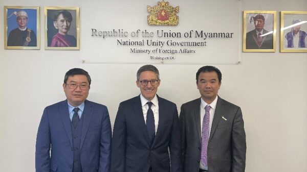 (မြို့တော်ဝါရှင်တန်ရှိ NUG နိုင်ငံခြားရေးရုံး၌ ဒဲရက်ရှိုလက်နှင့် NUG ဝန်ကြီးများကို မတ်လ ၁၄ ရက်က တွေ့ရစဥ်။ဓာတ်ပုံ - Derek Chollet/Twitter)