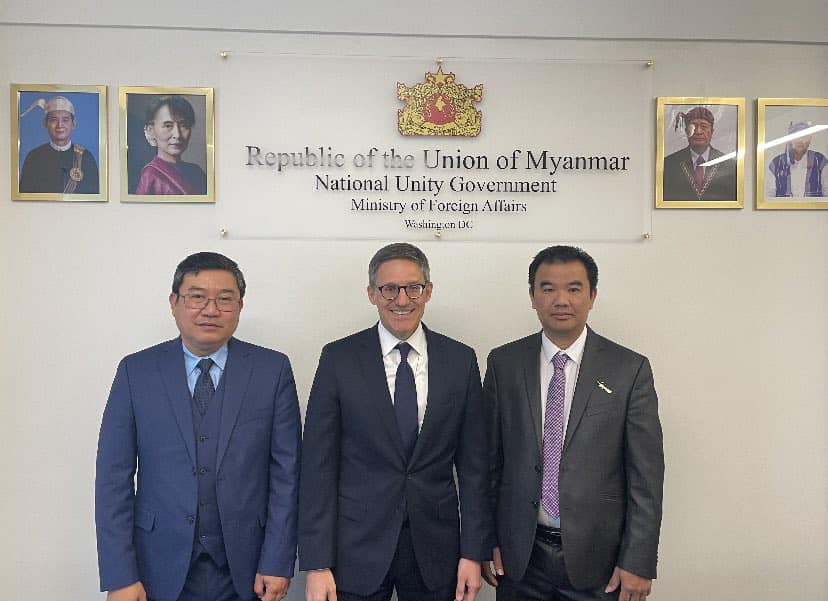 (မြို့တော်ဝါရှင်တန်ရှိ NUG နိုင်ငံခြားရေးရုံး၌ ဒဲရက်ရှိုလက်နှင့် NUG ဝန်ကြီးများကို မတ်လ ၁၄ ရက်က တွေ့ရစဥ်။ဓာတ်ပုံ - Derek Chollet/Twitter)