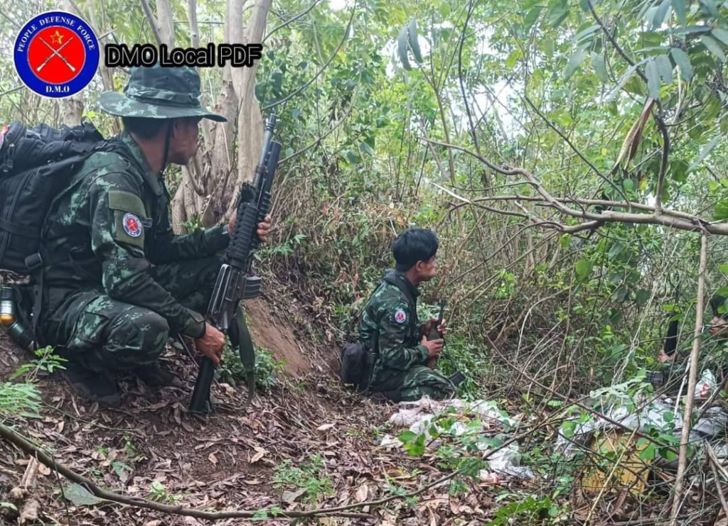 (ယနေ့ဖြစ်ပွားသော ဒီးမော့ဆိုမြို့နယ်တိုက်ပွဲအတွင်း တွေ့ရသော DMO local PDF တပ်ဖွဲ့ဝင်များ။ ဓာတ်ပုံ - DMO local PDF)