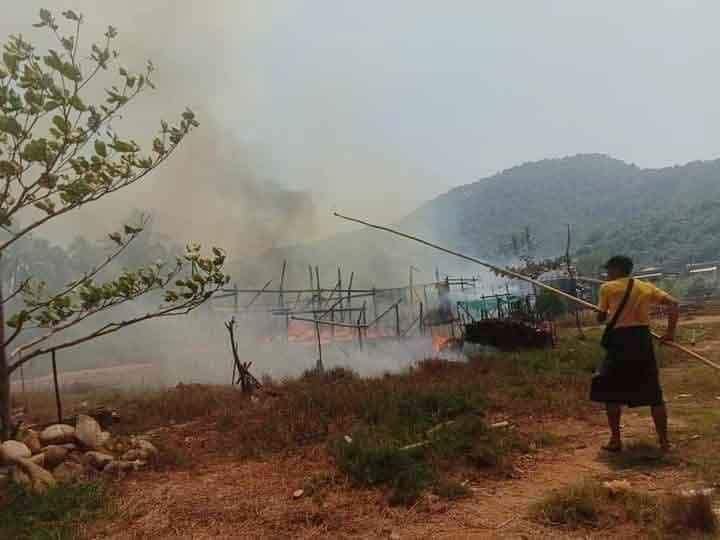 (လောင်းလုံးနယ်မှ ကျေးရွာနှစ်ရွာအား စစ်ကောင်စီတပ်က မီးရှို့ဖျက်ဆီးနေစဉ်။ ဓာတ်ပုံ - CJ)