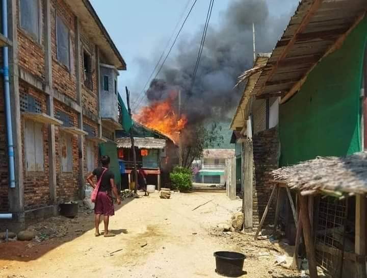 (စစ်အုပ်စုက ​လောင်းလုံမြို့နယ်မှ ​ကျေးရွာနှစ်ရွာကိုမီးရှို့ဖျက်ဆီးခဲ့ပြီး​နောက်​တွေ့ရစဥ်။ဓါတ်ပုံ-CJ)