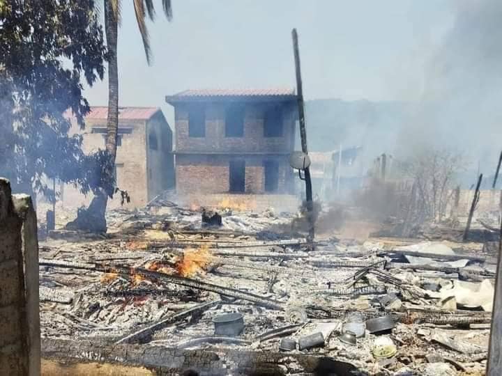 (စစ်အုပ်စုက လောင်းလုံမြို့နယ်မှ ကျေးရွာနှစ်ရွာကိုမီးရှို့ဖျက်ဆီးခဲ့ပြီးနောက်တွေ့ရစဥ်။ဓါတ်ပုံ-CJ)