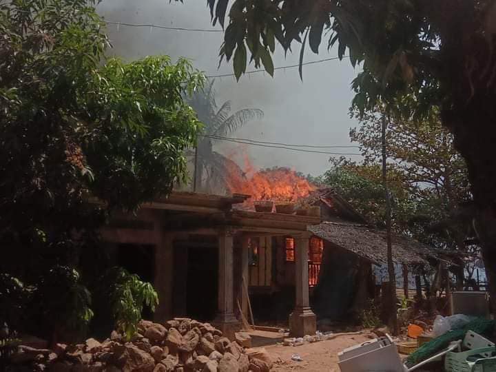 (လောင်းလုံးနယ်မှ ကျေးရွာနှစ်ရွာအား စစ်ကောင်စီတပ်က မီးရှို့ဖျက်ဆီးနေစဉ်။ ဓာတ်ပုံ - CJ)