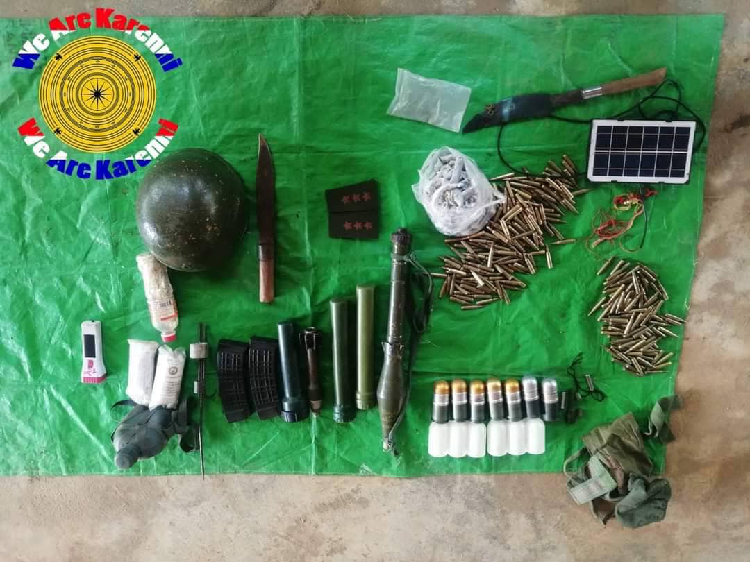 (စစ်ကောင်စီတပ်​၏ ရုပ်အလောင်းများနှင့် လက်နက်ခဲယမ်းများအား တွေ့ရှိစဉ်။ ဓာတ်ပုံ - KNDF)
