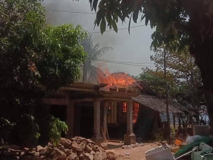 (စစ်အုပ်စုက လောင်းလုံမြို့နယ်မှ ကျေးရွာနှစ်ရွာကိုမီးရှို့ဖျက်ဆီးခဲ့ပြီးနောက်တွေ့ရစဥ်။ဓါတ်ပုံ-CJ)