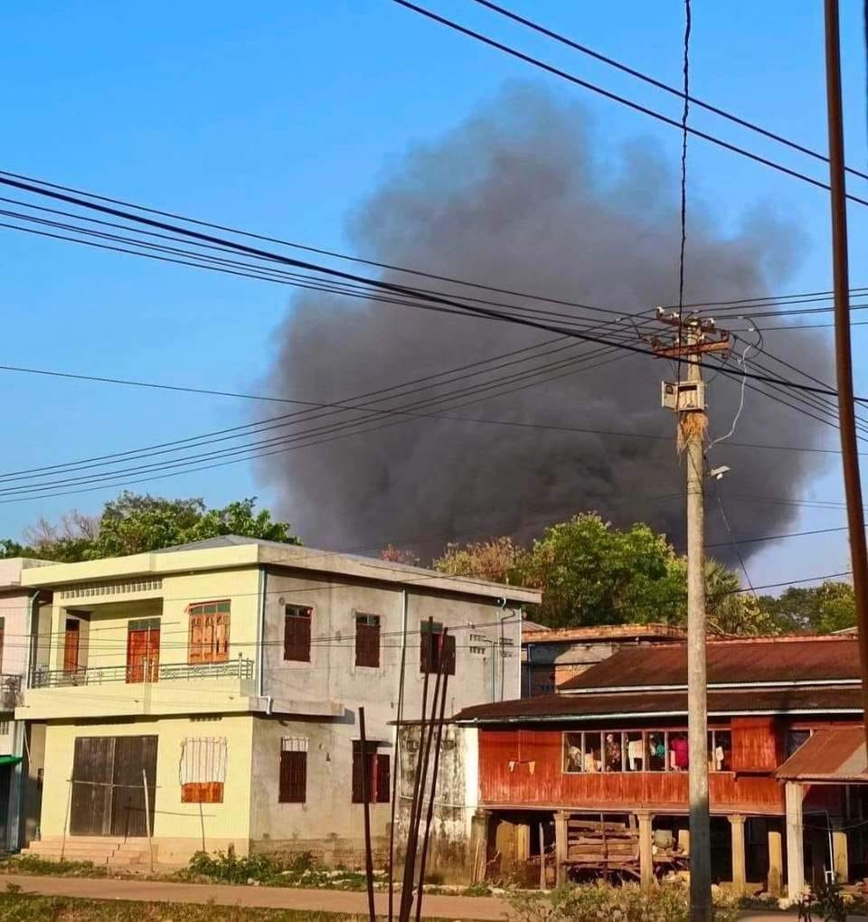 (တိုက်ပွဲဖြစ်ပွားရာဒေသပြ မြေပုံ/ စစ်တပ်ကလက်နက်ကြီး၊လေယာဥ်ဖြင့်ပစ်ခတ်ကော့ကရိတ်မြို့တွင်နေအိမ်အချို့ပျက်စီးမှုအချို့ပျက်စီးနေမှုနှင့် မတ် ၂၅ ရက်မြဝတီကုန်သွယ်ရေးဇုန်ကိုမီးလောင်ပြီးနောက်တွေ့ရမှု။ဓါတ်ပုံ-CJ)