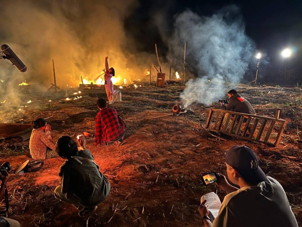 ('မပြီးသေးဘူး ငါတို့အလှည့်ကျန်သေးတယ်' ရုပ်ရှင်မှ ဇာတ်ဝင်ခန်းအချို့နှင့် ရိုက်ကူးရေးပြုလုပ်နေစဉ်။ ဓာတ်ပုံ - 'မပြီးသေးဘူး ငါတို့အလှည့်ကျန်သေးတယ်' ရုပ်ရှင် ပြသရေးအဖွဲ့)