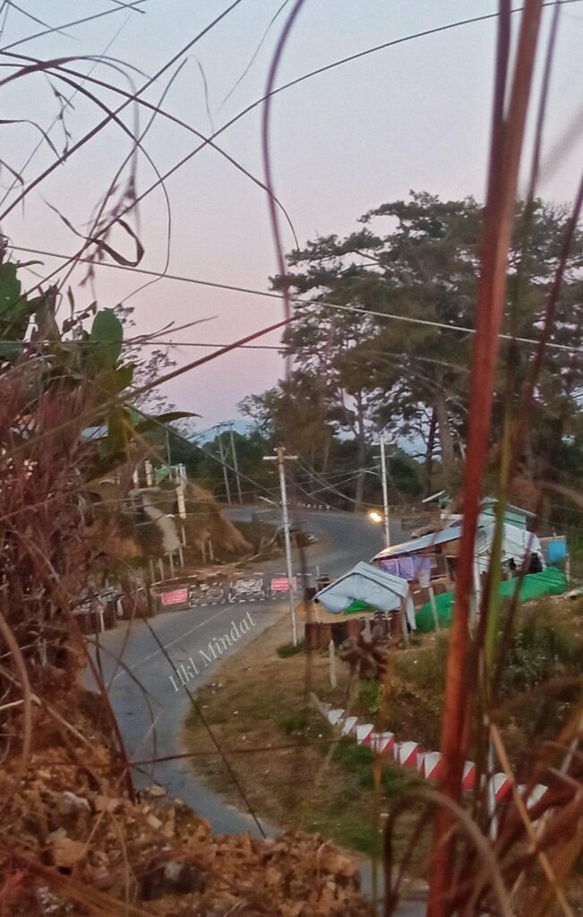 (CDF မှ စနိုက်ပါရဲဘော်တစ်ဦးက စစ်ကောင်စီဂိတ်အား ချိန်ရွယ်နေစဉ်။ ဓာတ်ပုံ - Hkl Mindat)