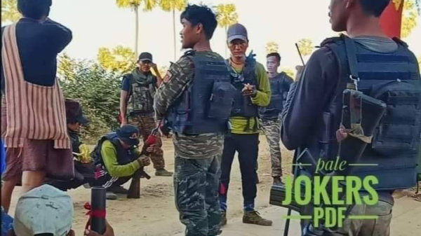(ပုလဲအခြေစိုက် ဒေသကာကွယ်ရေးအဖွဲ့တစ်ဖွဲ့အား တွေ့ရစဥ်။ ဓာတ်ပုံ - Pale Joker PDF)
