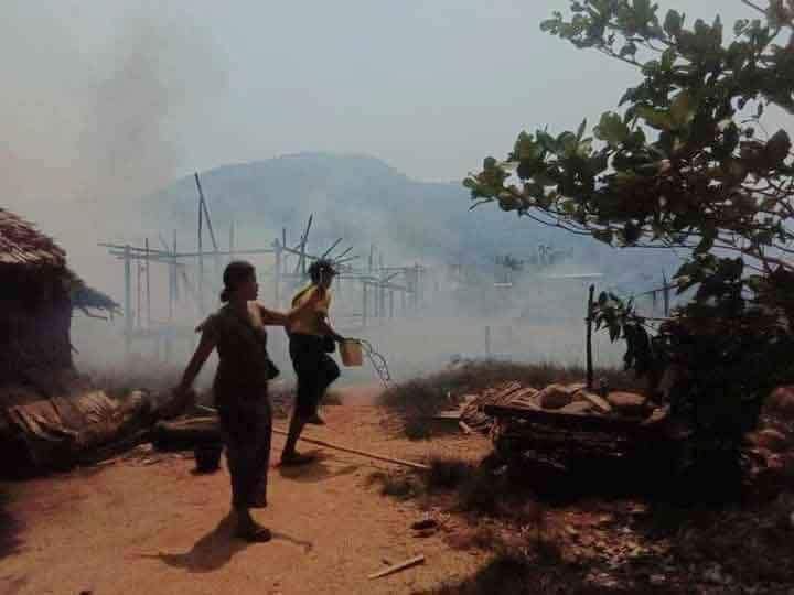 (လောင်းလုံးနယ်မှ ကျေးရွာနှစ်ရွာအား စစ်ကောင်စီတပ်က မီးရှို့ဖျက်ဆီးနေစဉ်။ ဓာတ်ပုံ - CJ)