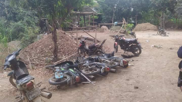 (စစ်ကောင်စီတပ် အကြမ်းဖက်ခဲ့သည့် မီးလောင်ကျွန်းကျေးရွာအား တွေ့ရစဥ်။ ဓာတ်ပုံ - Yaylalkyun News)