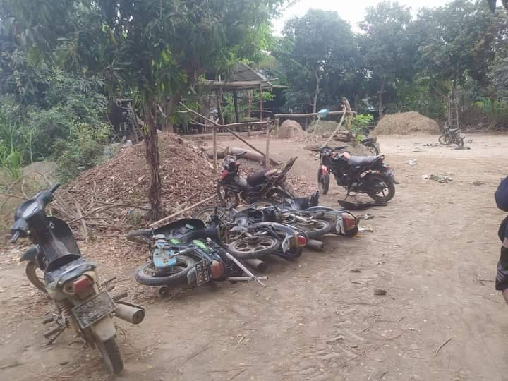 (စစ်ကောင်စီတပ် အကြမ်းဖက်ခဲ့သည့် မီးလောင်ကျွန်းကျေးရွာအား တွေ့ရစဥ်။ ဓာတ်ပုံ - Yaylalkyun News)