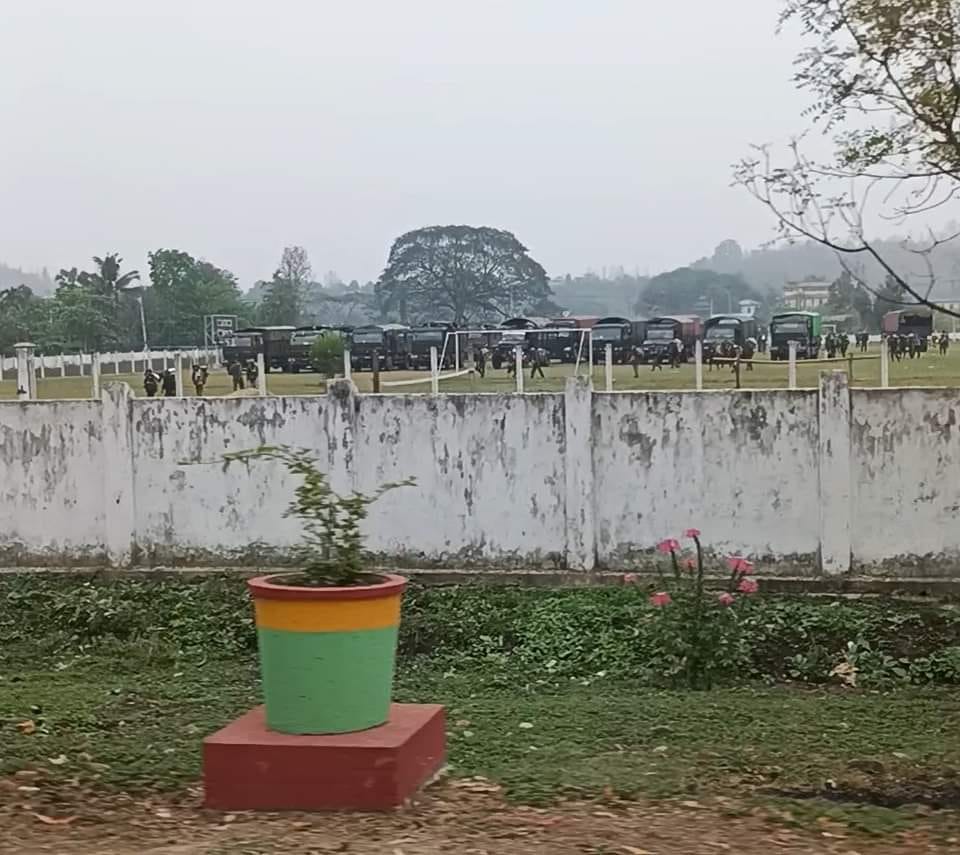 (ကချင်နှင့် စစ်ကိုင်တိုင်းအစပ်တစ်​နေရာတွင် စစ်ကားများအနားယူ​နေစဥ်။ဓါတ်ပုံ- CJ)