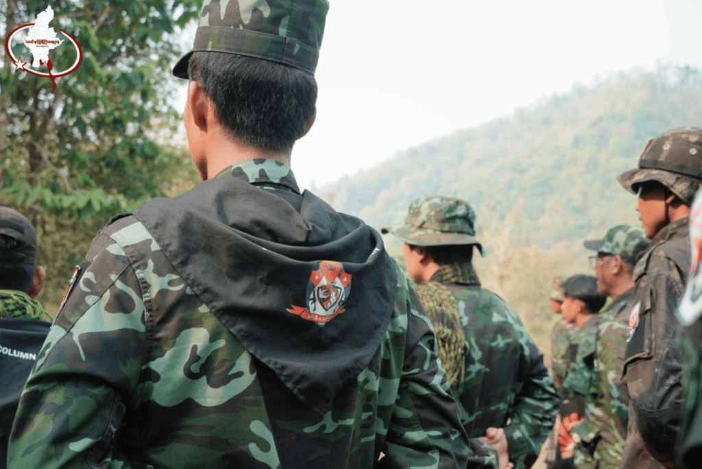 (တောင်ပိုင်းစစ်ဒေသ၊ စစ်ဒေသခွဲ အမှတ်(၃)နှင့် ဒေါနစစ်ကြောင်းတို့ ဦးစီး၍ လက်နက်ကြီးအခြေခံနှင့် မွမ်းမံသင်တန်းဆင်းပွဲပြုလုပ်နေစဥ်။ ဓာတ်ပုံ - ရဲဘော်ဗိုလ်ချုပ်)