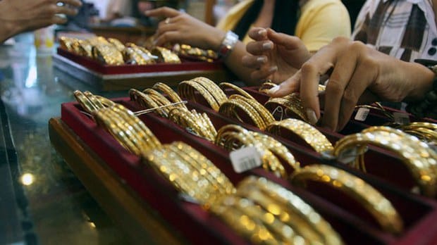 (​ကမ္ဘာ့​ရွှေ​ဈေးသည် ၂၀၂၀ သြဂုတ်လကဖြစ်ခဲ့​သောအမြင့်ဆုံး​ဈေးနှုန်းထက်ပင်​ကျော်၍ စံချိန်တင်မြင့်တက်နိုင်​ကြောင်း​ဈေးကွက်ကျွမ်းကျင်သူများကခန့်မှန်းထားသည်။ ဓါတ်ပုံ-AFP)