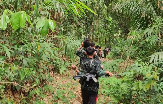 (မြိတ်ခရိုင် တပ်ရင်း (၁)နှင့် မဟာမိတ်ရဲဘော်များအား ရှေ့တန်းတစ်နေရာတွင် တွေ့ရစဥ်။ ဓာတ်ပုံ - ပေးပို့)
