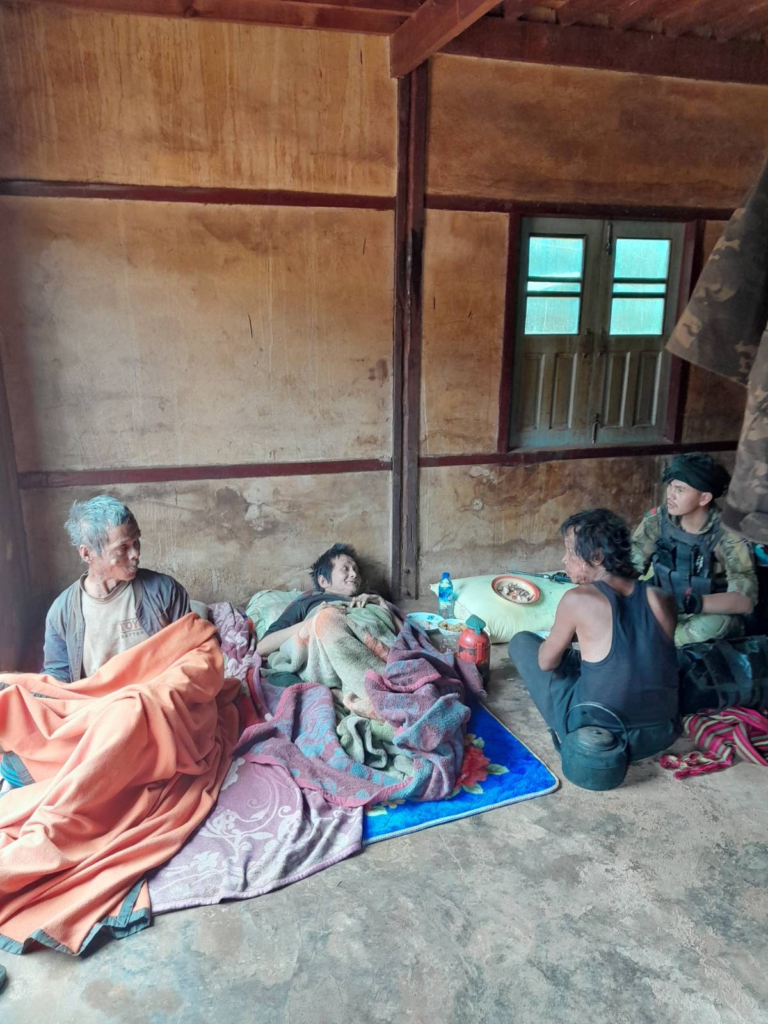 (တောင်စလုံးကျေးရွာအတွင်း ကျန်ရှိနေသော ဒေသခံပြည်သူများအား ပူးပေါင်းတပ်ဖွဲ့က ကယ်ထုတ်နေစဥ်။ ဓာတ်ပုံ - MOD-NUG)