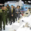 (အ​မေရိကန်က ဒဏ်ခပ်ပိတ်ဆို့ရာတွင်ပါဝင်​သော ထွန်းမင်းလတ်(အဝါ​ရောင်နက်တိုင်ဝတ်ထားသူ) ကို အာဏာသိမ်း​ခေါင်း​ဆောင်နှင့်အတူ ၂၀၁၉ ခုနှစ်က ထိုင်းနိုင်ငံ ၊ဘန်​ကောက်ရှိလက်နက်ပြပွဲတစ်ခုတွင်​တွေ့ခဲရစဥ်။ ဓါတ်ပုံ- Thai PBS)
