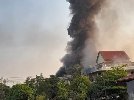 (မြဝတီမြို့ ကုန်သွယ်​ရေးဇုန်အနီးတိုက်ပွဲဖြစ်ပွားပြီး​​နောက်မြင်ကွင်းနှင့် မြဝတီ-​ကော့ကရိတ် လမ်းပိုင်းတစ်​​နေရာမြင်ကွင်း။ဓါတ်ပုံ-CJ)