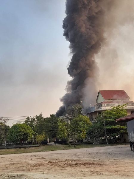 (မြဝတီမြို့ ကုန်သွယ်ရေးဇုန်အနီးတိုက်ပွဲဖြစ်ပွားပြီးနောက်မြင်ကွင်းနှင့် မြဝတီ-ကော့ကရိတ် လမ်းပိုင်းတစ်နေရာမြင်ကွင်း။ဓါတ်ပုံ-CJ)