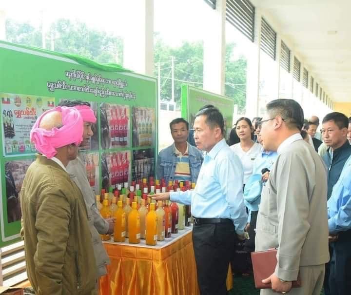 (အာဏာသိမ်း ဒုခေါင်းဆောင်၏ ပင်းတယခရီးစဥ်တွင်လုပ်ငန်းရှင်များနှင့်အတူတွေ့ရစဥ်။ ဓါတ်ပုံ-စစ်ကောင်စီ)