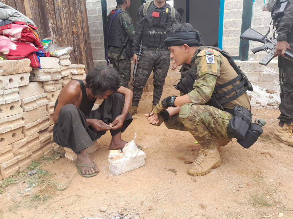 (တောင်စလုံးကျေးရွာအတွင်း ကျန်ရှိနေသော ဒေသခံပြည်သူများအား ပူးပေါင်းတပ်ဖွဲ့က ကယ်ထုတ်နေစဥ်။ ဓာတ်ပုံ - MOD-NUG)
