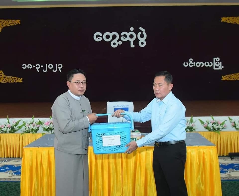 (အာဏာသိမ်း ဒုခေါင်းဆောင်၏ ပင်းတယခရီးစဥ်တွင်လုပ်ငန်းရှင်များနှင့်အတူတွေ့ရစဥ်။ ဓါတ်ပုံ-စစ်ကောင်စီ)