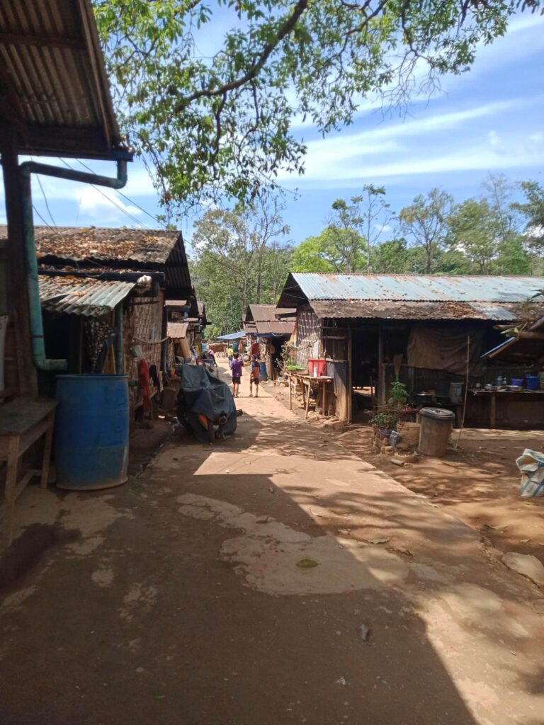 (ရှမ်းပြည်နယ်မြောက်ပိုင်း ကွတ်ခိုင်ဒေသအတွင်းရှိ စစ်ရှောင်စခန်းများမှ နေအိမ်များအား တွေ့ရစဉ်။ ဓာတ်ပုံ - Kachin News)
