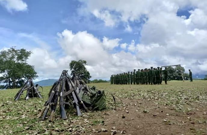 (ပူတာအိုခရိုင်ပြည်သူ့ကာကာကွယ်ရေးတပ် (KPDF)မှ ရဲဘော်များ စစ်ရေးလေ့ကျင့်နေစဉ်။ ဓာတ်ပုံ - KPDF)