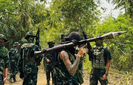 (ရေးဘီလူးအဖွဲ့မှ ရဲဘော်များအား တွေ့ရစဥ်။ ဓာတ်ပုံ - ရေးဘီလူး)