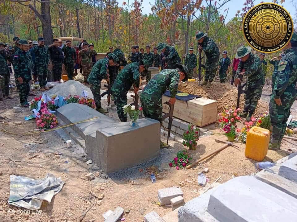 (KNDF တပ်ရင်း (၁၀)မှရဲဘော်နှစ်ဦး၏ စျာပန အခမ်းအနားပြုလုပ်နေစဉ်။ ဓာတ်ပုံ - KNDF)