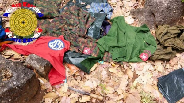 (ဒီး​မော့ဆို မြို့နယ်အတွင်းတိုက်ပွဲတစ်ခုတွင် ​သေဆုံးခဲ့​သောစစ်တပ်မှ ဗိုလ်ကြီးတစ်ဦး၏ ယူနီ​ဖောင်းလက်​မောင်း​ပေါ်မှ အမှတ်အသားနှင့် ​သေဆုံးစစ်သားယူနီ​ဖောင်းအချို့။ ဓါတ်ပုံ-We Love Karenni)
