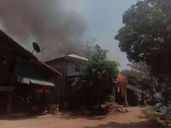 (စစ်အုပ်စုက လောင်းလုံမြို့နယ်မှ ကျေးရွာနှစ်ရွာကိုမီးရှို့ဖျက်ဆီးခဲ့ပြီးနောက်တွေ့ရစဥ်။ဓါတ်ပုံ-CJ)