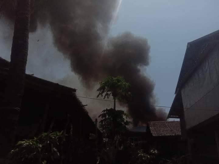 (စစ်အုပ်စုက လောင်းလုံမြို့နယ်မှ ကျေးရွာနှစ်ရွာကိုမီးရှို့ဖျက်ဆီးခဲ့ပြီးနောက်တွေ့ရစဥ်။ဓါတ်ပုံ-CJ)