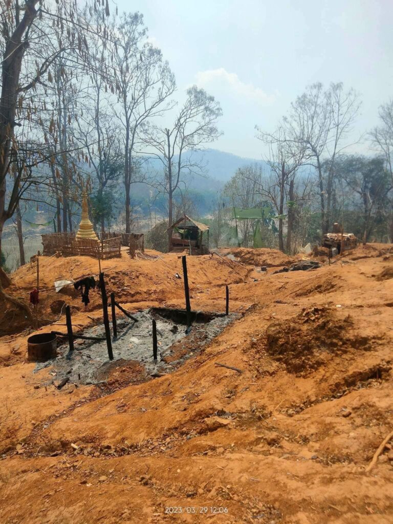 (သိမ်းဆည်းရမိသော လက်နက်ခဲယမ်းများနှင့် မယ်ခါးထာ့ စစ်ကောင်စီတပ်စခန်းအား KNLA တပ်မဟာ(၅)က တိုက်ခိုက်သိမ်းပိုက်ပြီးနောက် တွေ့ရစဉ်။ ဓာတ်ပုံ - Salween Press၊ CJ)