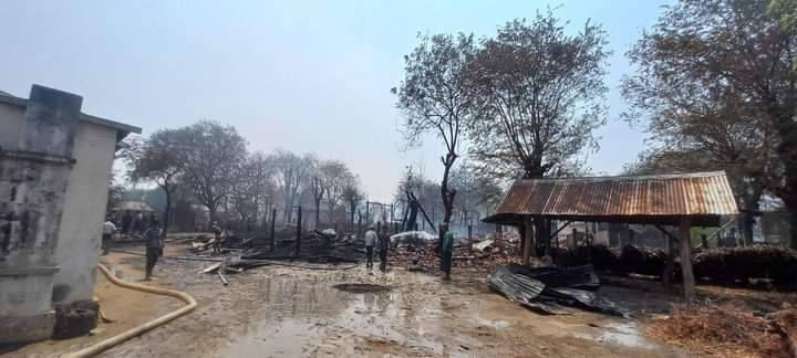 (သားရိုးကုန်းကျေးရွာကို စစ်အုပ်စုက ဝင်ရောက်မီးရှို့ဖျက်ဆီးသွားပြီးနောက် တွေ့ရစဥ်။ ဓာတ်ပုံ-Cj)