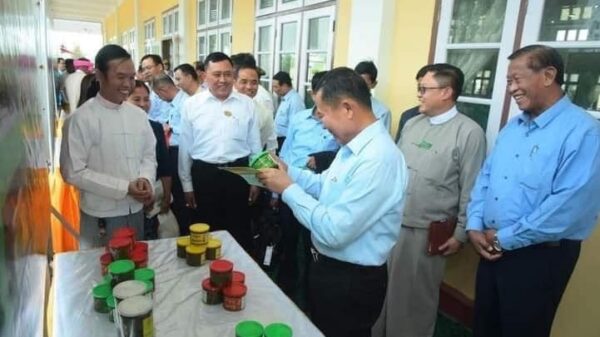 (အာဏာသိမ်း ဒု​ခေါင်း​​ဆောင်၏ ပင်းတယခရီးစဥ်တွင်လုပ်ငန်းရှင်များနှင့်အတူ​တွေ့ရစဥ်။ ဓါတ်ပုံ-စစ်​ကောင်စီ)