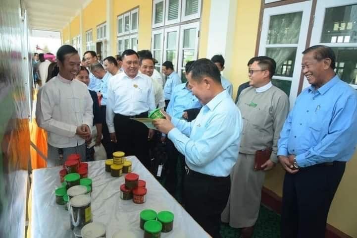 (အာဏာသိမ်း ဒု​ခေါင်း​​ဆောင်၏ ပင်းတယခရီးစဥ်တွင်လုပ်ငန်းရှင်များနှင့်အတူ​တွေ့ရစဥ်။ ဓါတ်ပုံ-စစ်​ကောင်စီ)