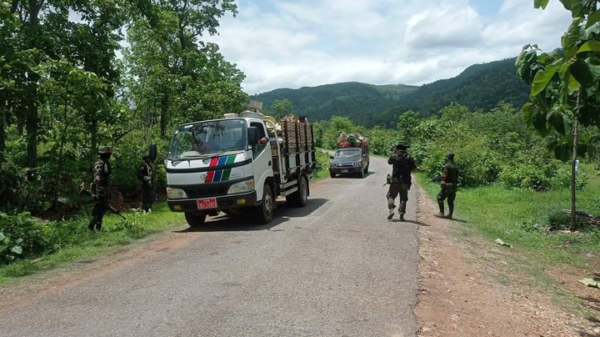 (ဘောလခဲမြို့နယ်လမ်းပိုင်းတစ်နေရာတွင် ပြည်သူ့ကာကွယ်ရေးတပ်က စစ်ဆေးမှုများပြုလုပ်နေစဥ်။ ဓာတ်ပုံ - Bawlakhe PDF)