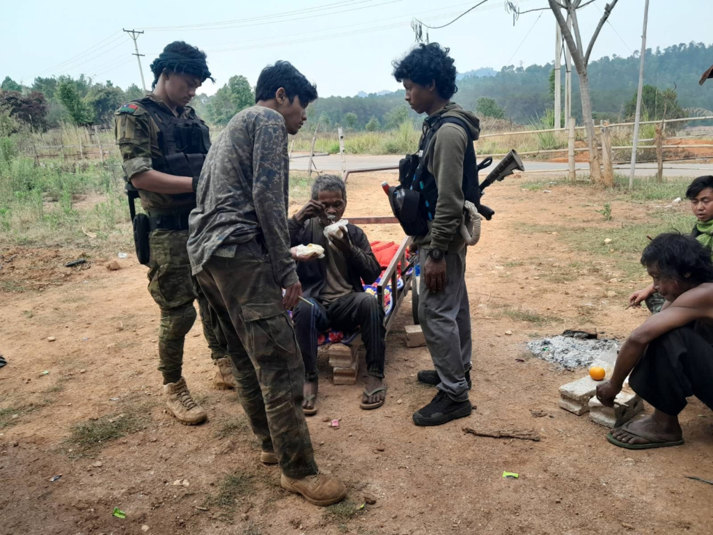(တောင်စလုံးကျေးရွာအတွင်း ကျန်ရှိနေသော ဒေသခံပြည်သူများအား ပူးပေါင်းတပ်ဖွဲ့က ကယ်ထုတ်နေစဥ်။ ဓာတ်ပုံ - MOD-NUG)