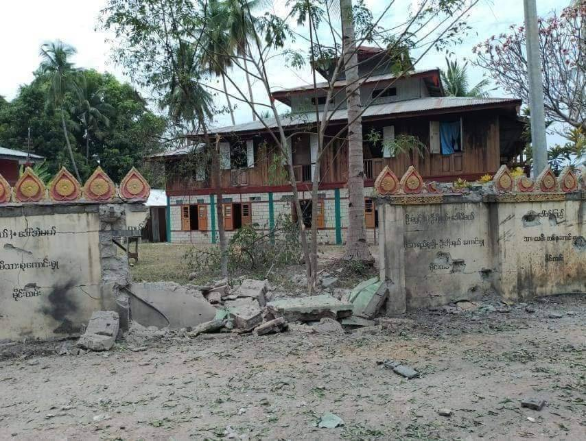 (ဘောလခဲမြို့နယ် ရေနီပေါက်တံတားတိုက်ပွဲအပြီး ကျေးရွာများကို စစ်ကောင်စီတပ်က နေ့စဥ် လက်နက်ကြီးဖြင့် ပစ်ခတ်မှုကြောင့် ပျက်စီးနေမှုများအား တွေ့ရစဥ်။ ဓာတ်ပုံ - CJ)
