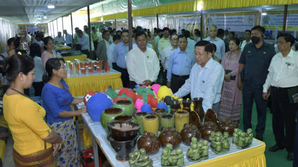 (စစ်ခေါင်းဆောင် မုံရွာမြို့သို့ရောက်ရှိချိန် အသေးစား၊ အငယ်စားနှင့် အလတ်စား စီးပွားရေး (MSME) လုပ်ငန်းရှင်များနှင့် တွေ့ဆုံနေစဥ်။ ဓာတ်ပုံ - cincds)
